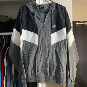 Men’s Nike Heritage Windbreaker Gray and Black Jacket Size Large
